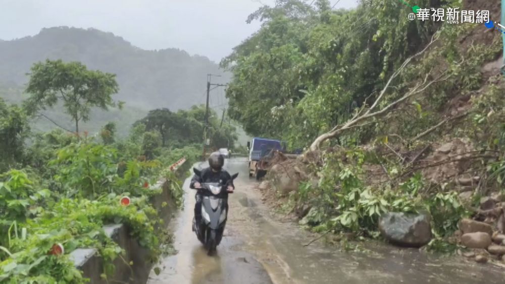 烟花龜速!新竹雨不停 122縣道土石崩