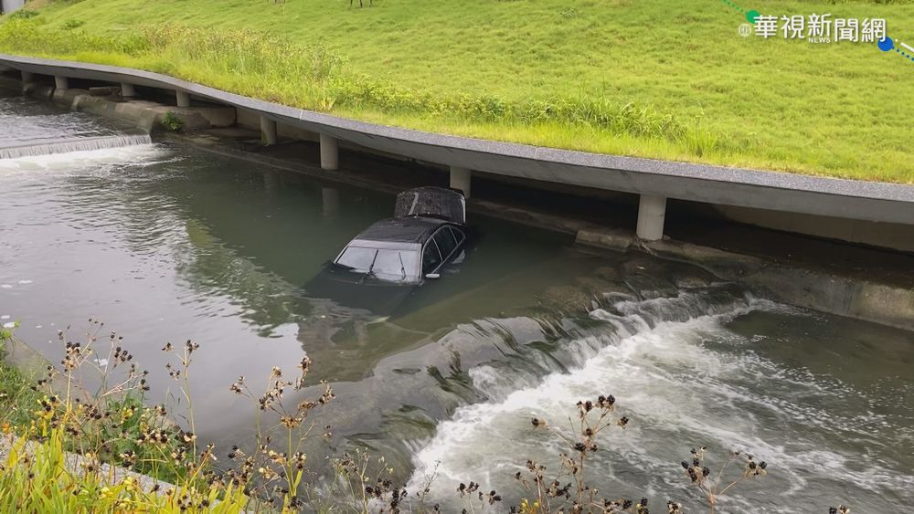 台中賓士車墜6公尺柳川 駕駛不見蹤影