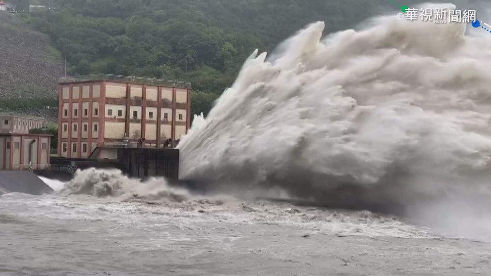 烟花挾帶雨彈狂炸 桃石門水庫急洩洪
