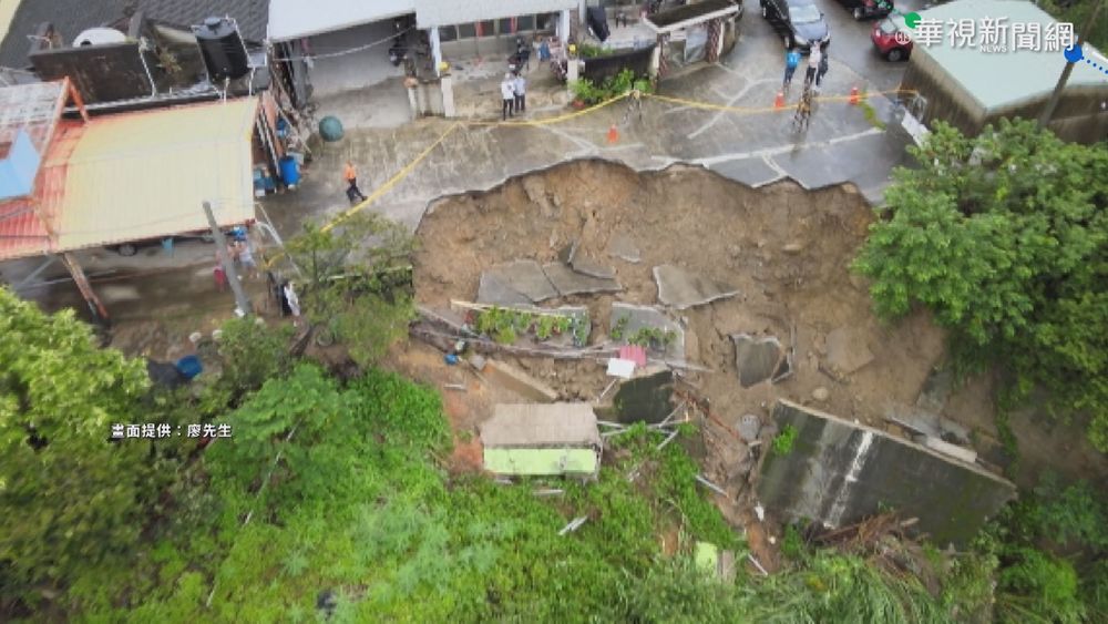 烟花雨彈狂炸 苗民宅前空地塌現天坑