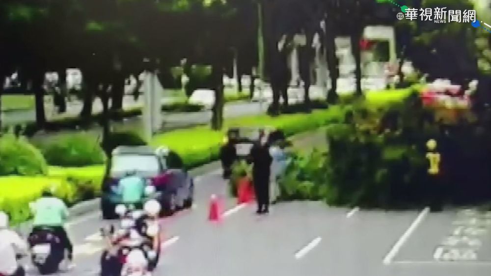 台南清晨局部大雨 轎車路滑打轉撞護欄