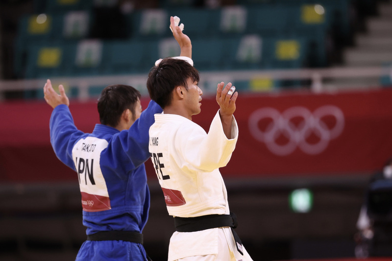 東奧柔道日本選手高藤直壽與我國選手楊勇緯。(中央社)