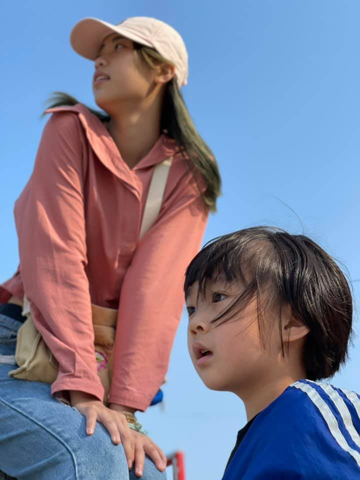 黃雨欣女兒與「高高姐姐」羅嘉翎合照（翻攝黃雨欣臉書）