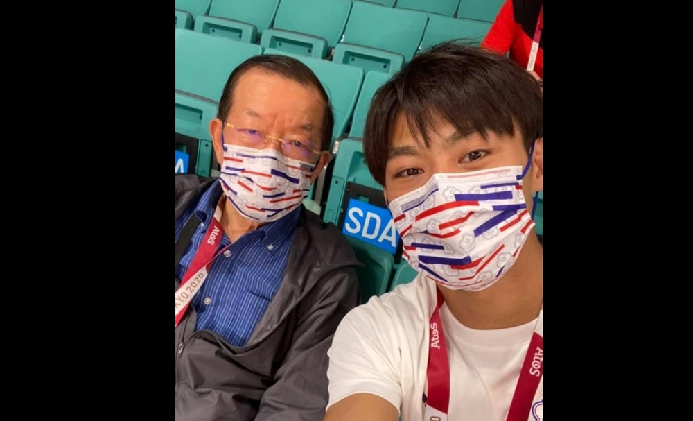 謝長廷PO與楊勇緯合照 對「這位選手」感到抱歉