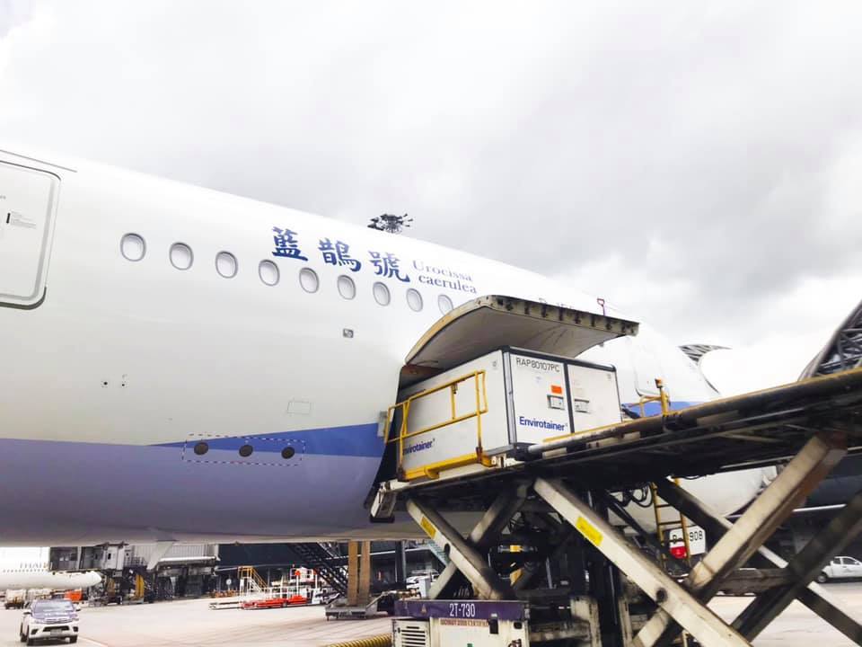 自購疫苗要到了！蘇貞昌證實58萬劑AZ下午抵台