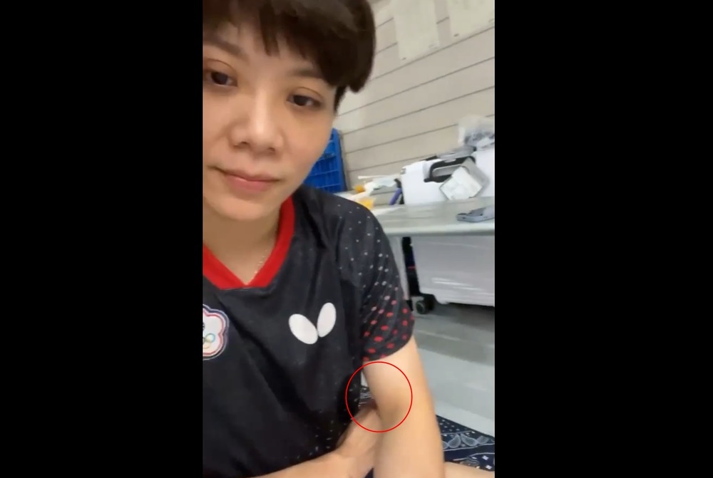 鄭怡靜試圖藏起的可樂(翻攝鄭怡靜臉書)