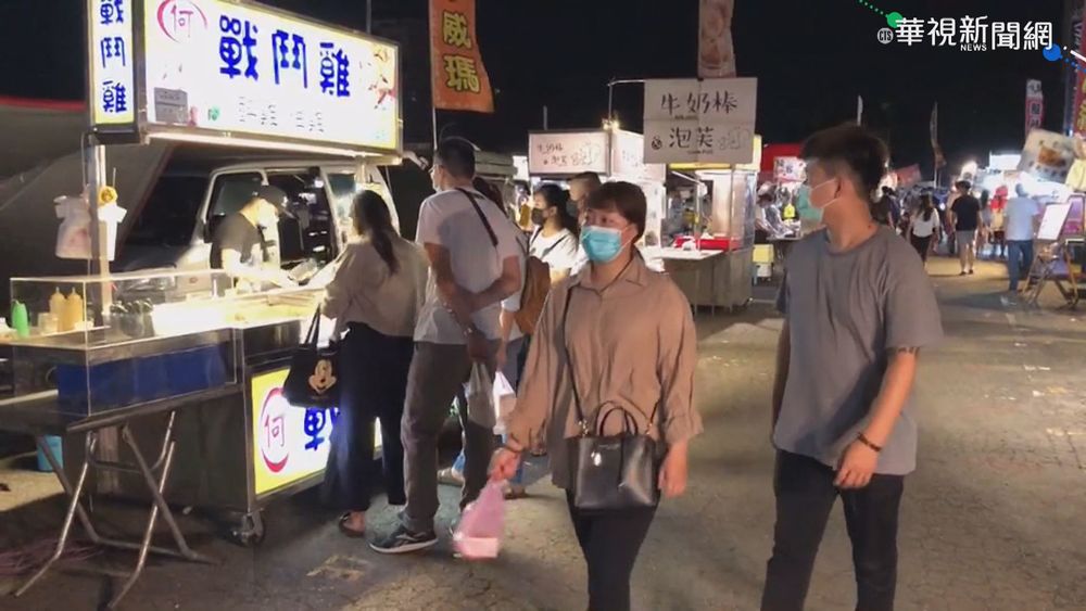 斗六夜市湧現人潮 攤商忙迎客笑開懷