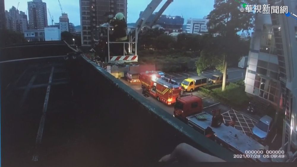 逃不掉! 毒蟲持槍跳樓 大喊假警察