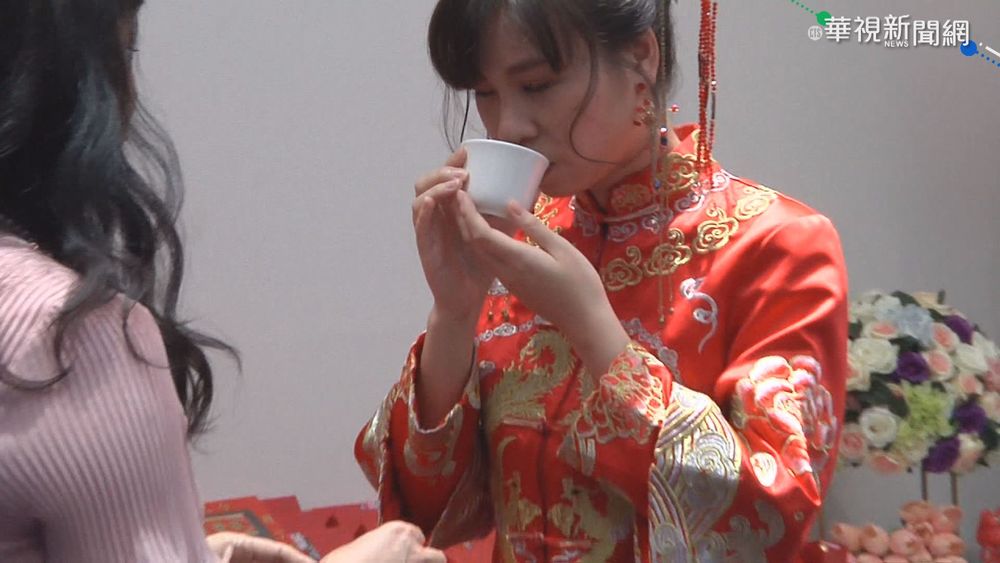 降級後首場訂婚宴 採梅花座.每桌5人