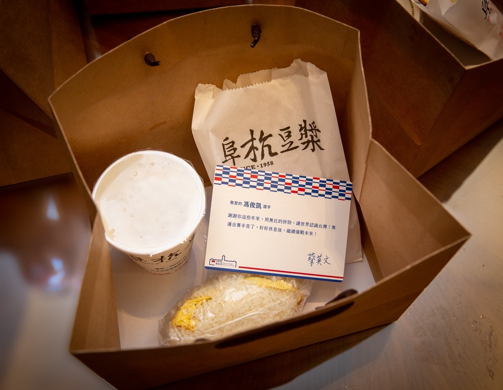 台灣英雄陸續返台！蔡英文送「限定版早餐」