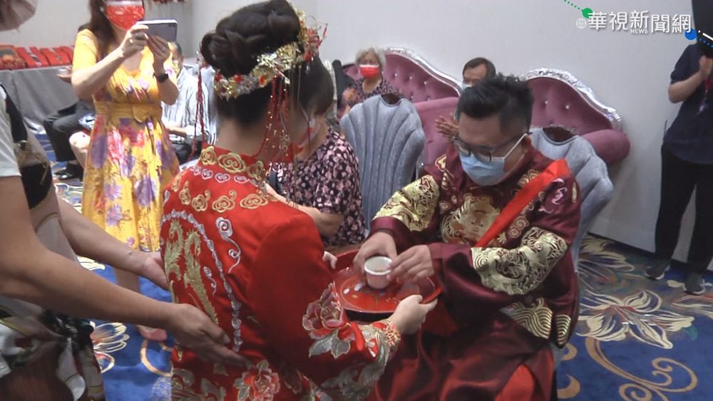 降級後首場訂婚宴 採梅花座.每桌5人