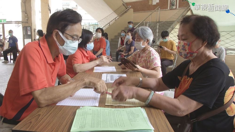 長輩線上疫苗預約霧煞煞 村里長忙翻
