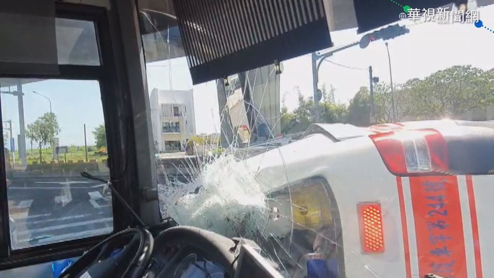 為趕任務撞車 救護車翻覆再撞客運巴士