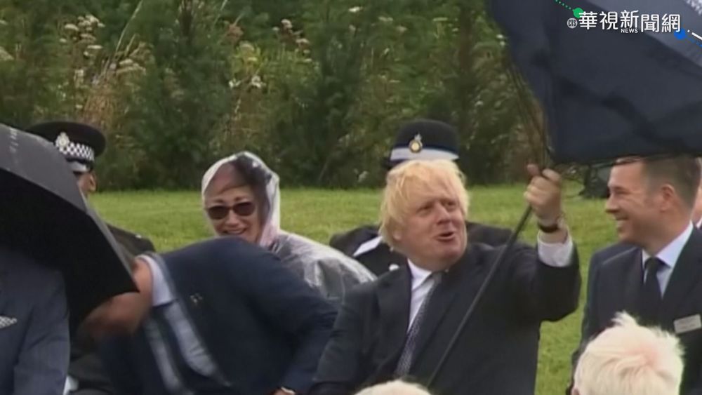 和雨傘搏鬥! 英相強森嚴肅場合出糗