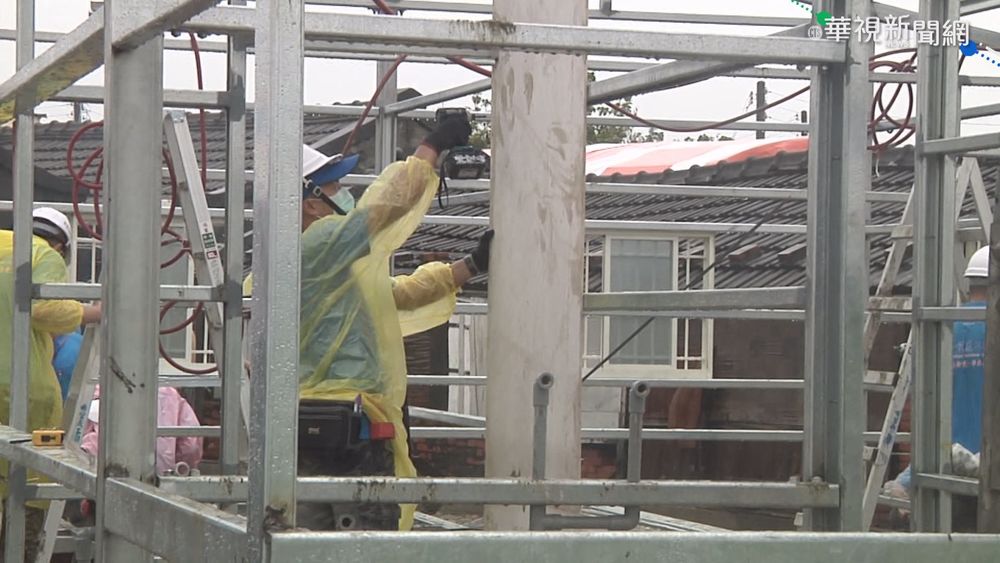 暖心! 百名志工冒雨 幫鄭小妹蓋新家