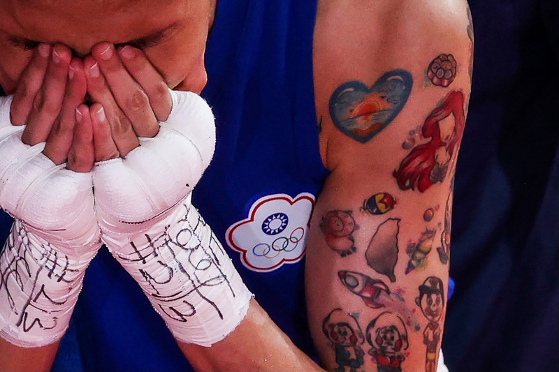 黃筱雯手臂上有許多卡通圖案和台灣的刺青（中央社提供）