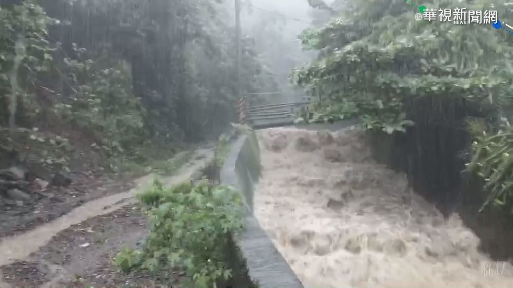 大雨襲南台灣 海象惡劣掀兇猛巨浪