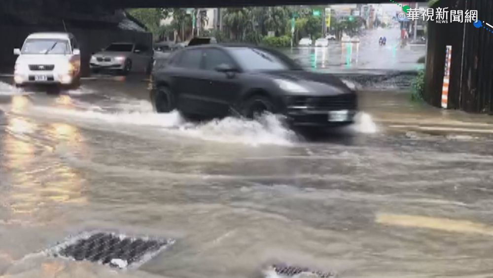 雨彈狂炸! 台南新化區大水灌進民宅
