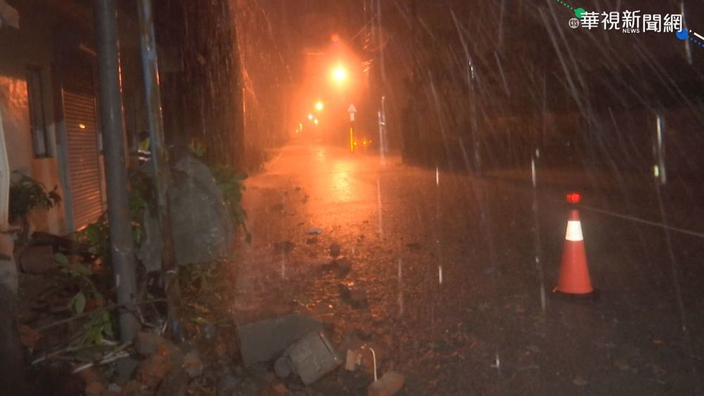 疑視線差車速快 轎車撞破圍牆衝入田