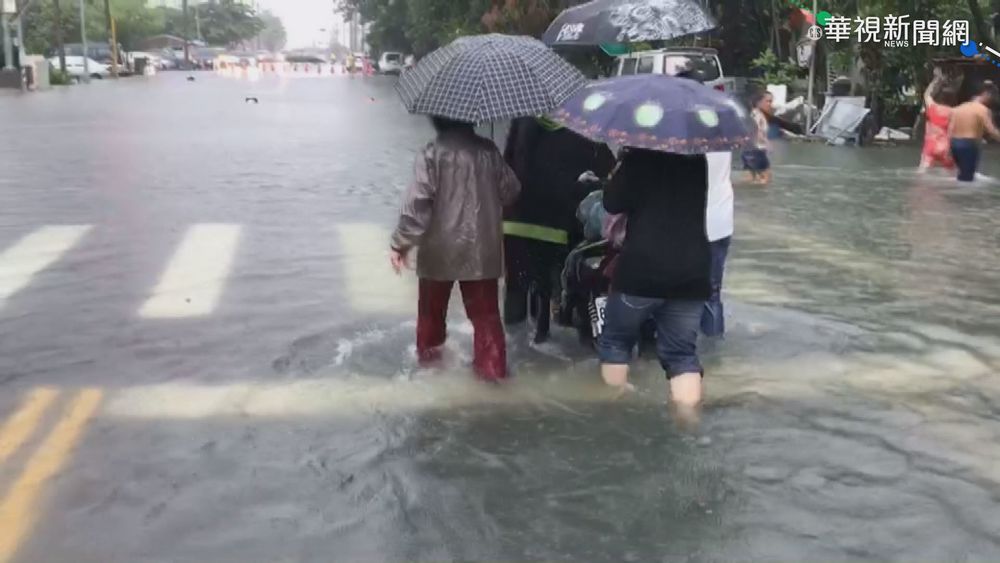 雲林北港馬路淹水 車拋錨.騎士受困