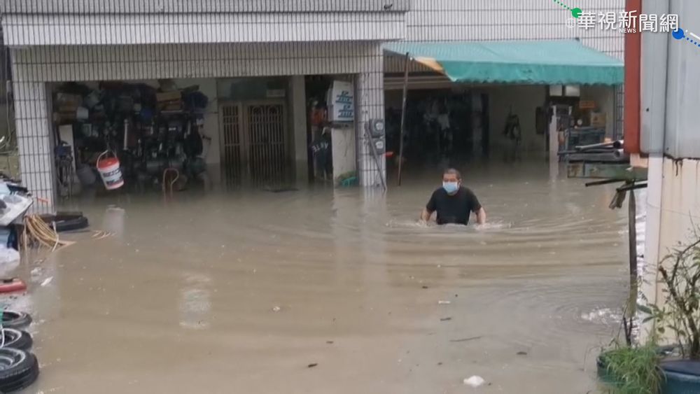 台南豪雨淹狗園 消防隊橡皮艇救援