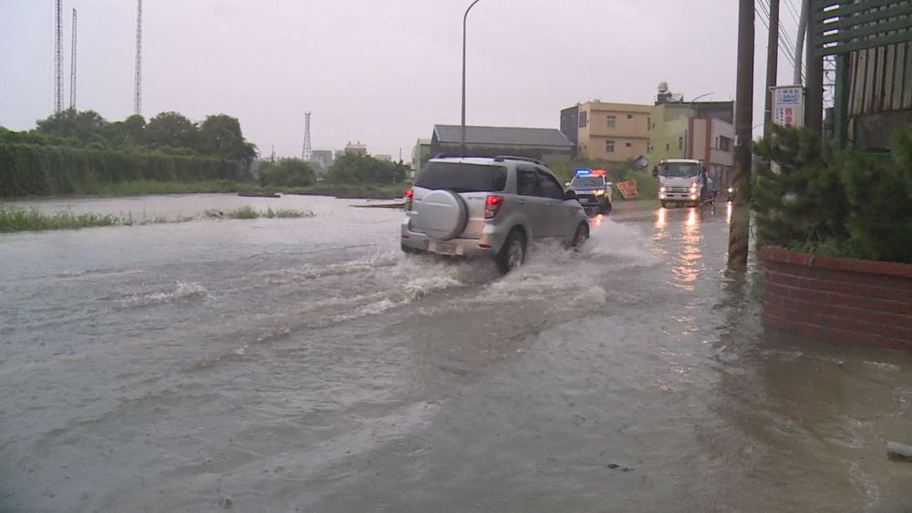 台中烏日屋塌婦受困 泥水沖入民宅