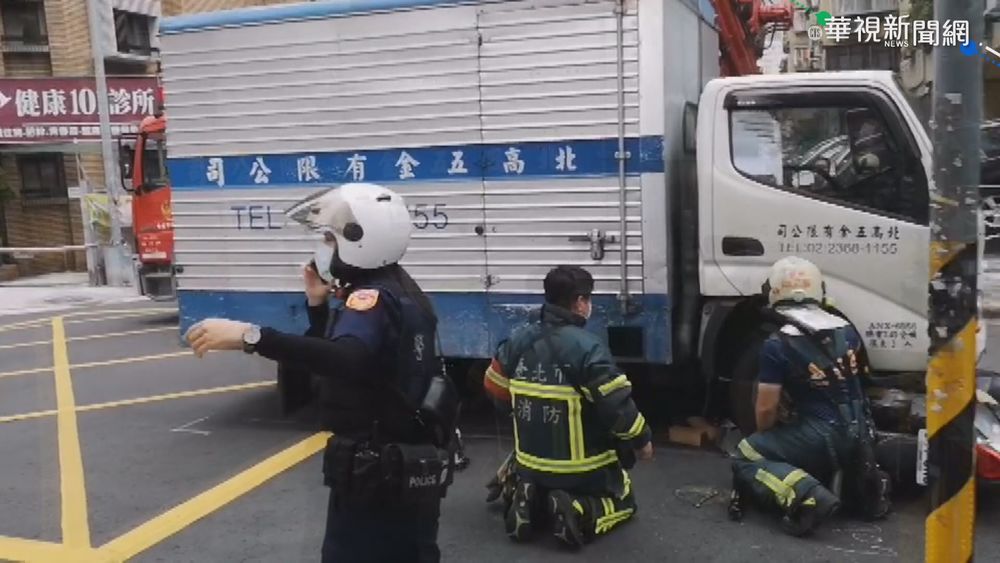 貨車突衝出撞機車 女兒遭彈飛.爸卡車底