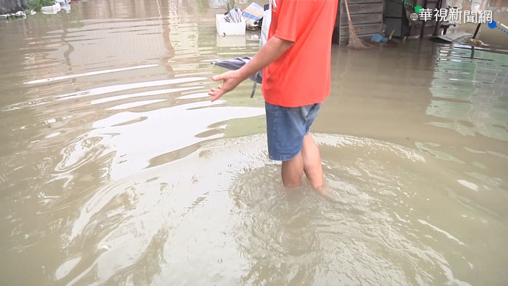 彰化伸港水淹民宅 民眾出門艱辛涉水