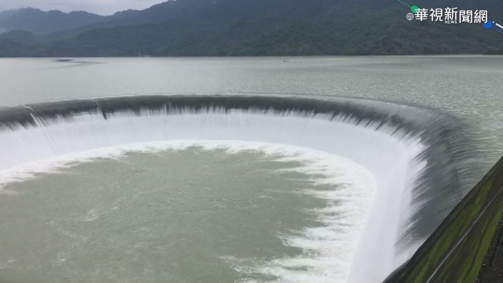 南化.曾文水庫洩洪超震撼 民眾搶圍觀