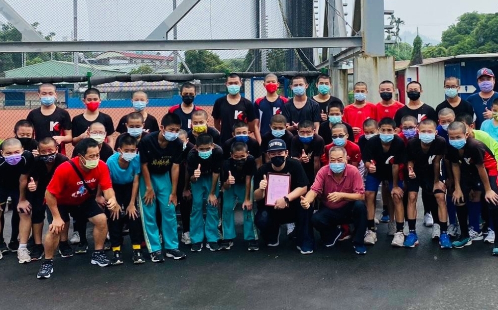 霧峰國中小棒球隊缺物資 陳柏惟攜手國軍捐床具