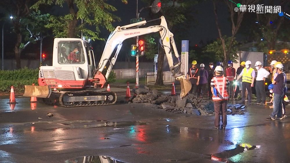 凱旋夜市前現天坑 市府下令火速填平