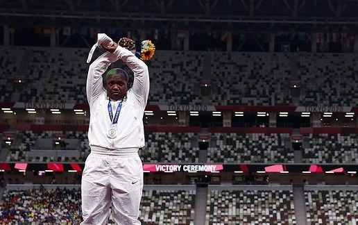 美選手頒獎台上聲援「受壓迫者」 母見證奪牌後驟逝