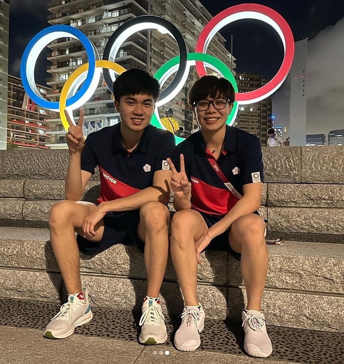 右為搭檔鄭怡靜(翻攝林昀儒IG)