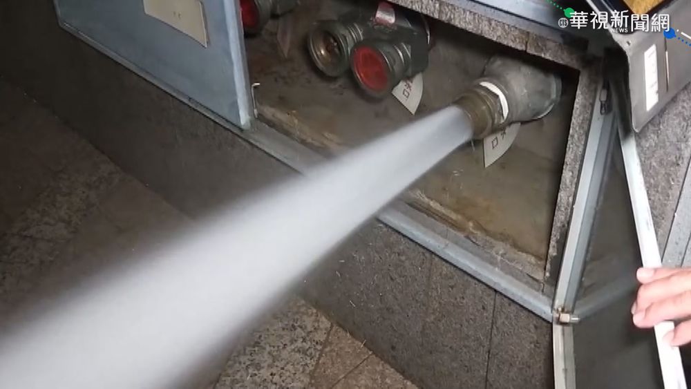 消防設備疑故障 高雄豪宅噴水刷馬路　