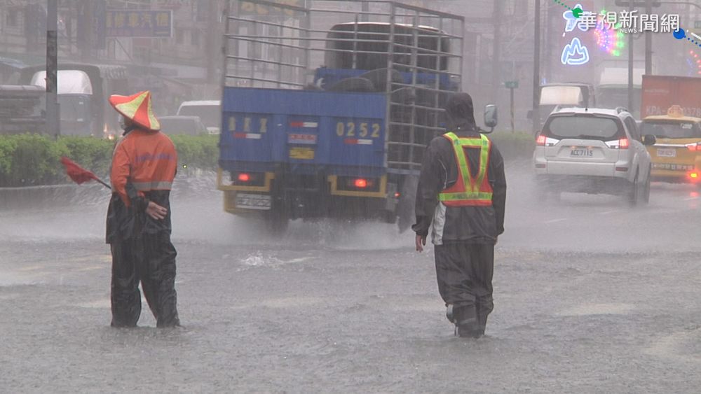 高雄仁武水淹腳踝 苓雅颳8級風難行
