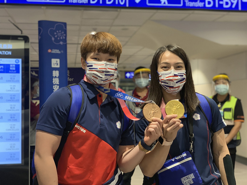 舉重女將東奧奪牌，郭婞淳、陳玟卉載譽歸國。（中央社）