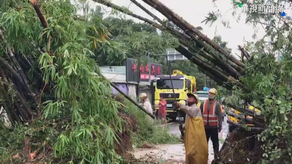 台南左鎮邊坡滑落 騎士險遭壓傷