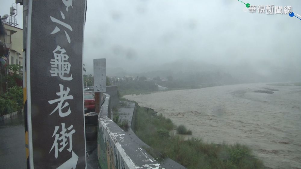 雨勢大泥流滾滾 六龜土石流警戒撤離