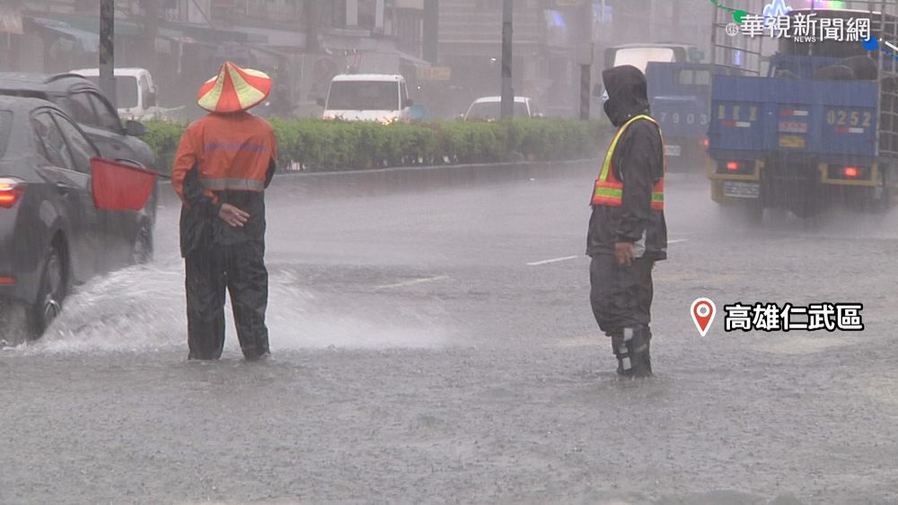 風強雨大! 高雄苓雅區颳8級風難行