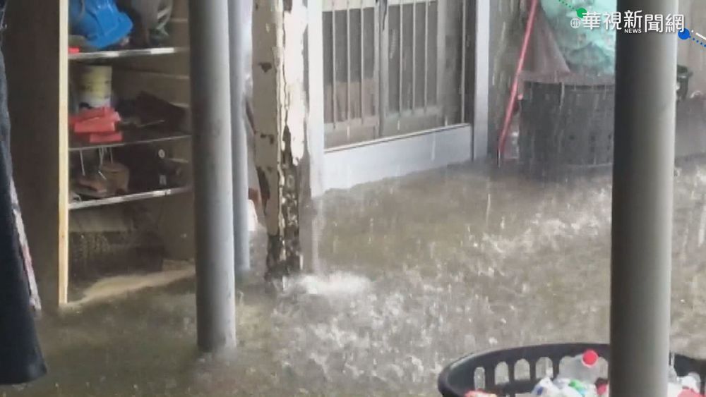 台西大雨下不停 大水倒灌淹進民宅