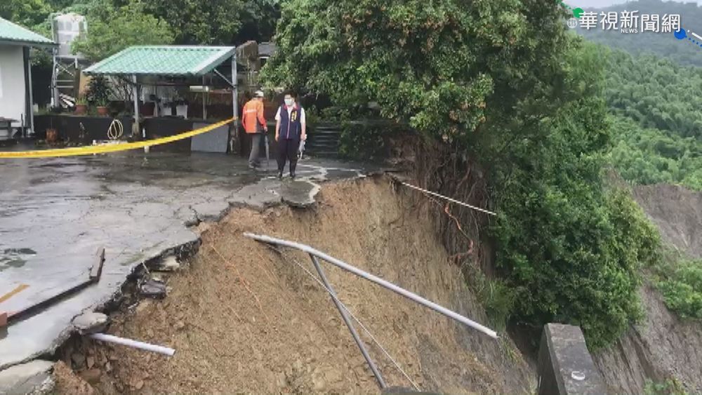 大雨土石崩 泥水沖毀龍崎10多戶民宅