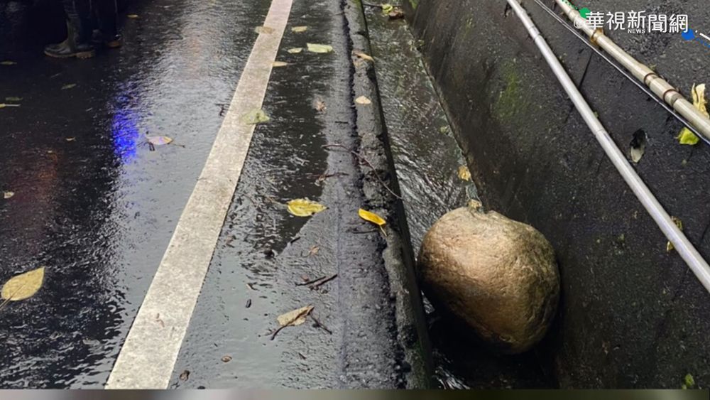 籃球大落石砸車! 駕駛幸運躲死劫