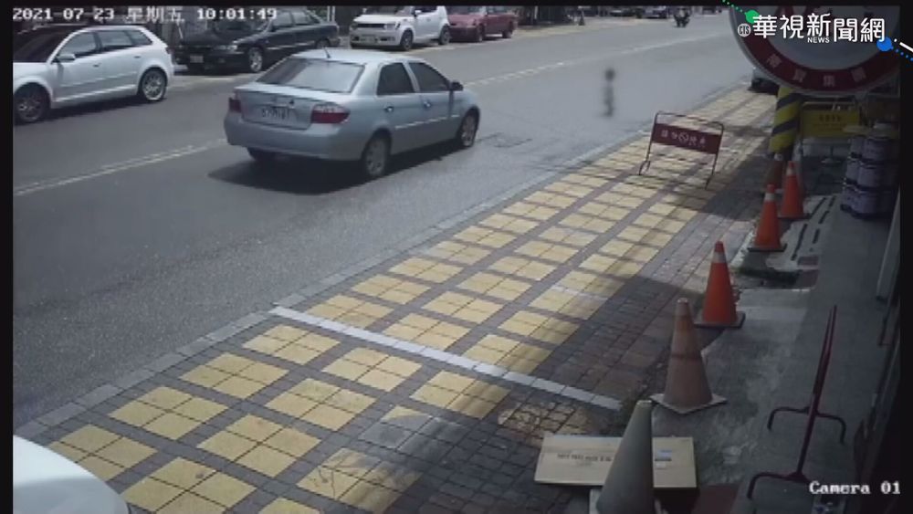 1歲童衝上馬路遭撞飛 送醫幸無恙