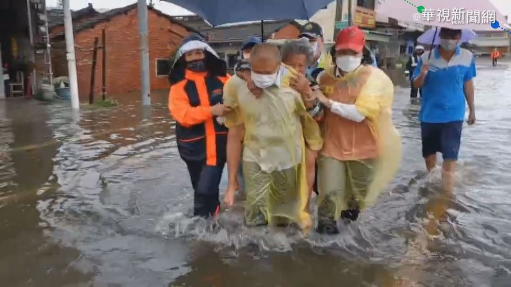 大水淹床墊 88歲嬤驚恐臥床不敢逃