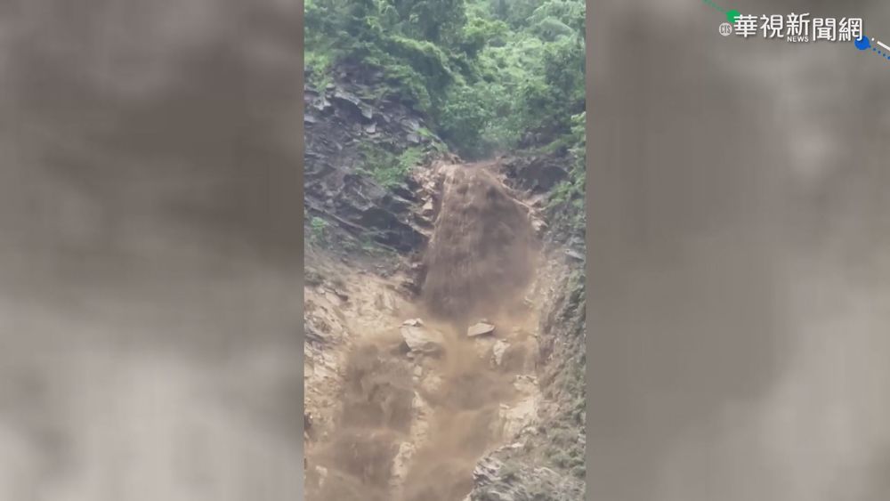 屏東山區雨勢不斷 來義鄉土石突崩落
