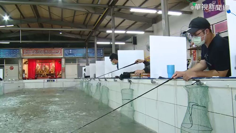 高市釣蝦場有條件開放 民眾排隊入場