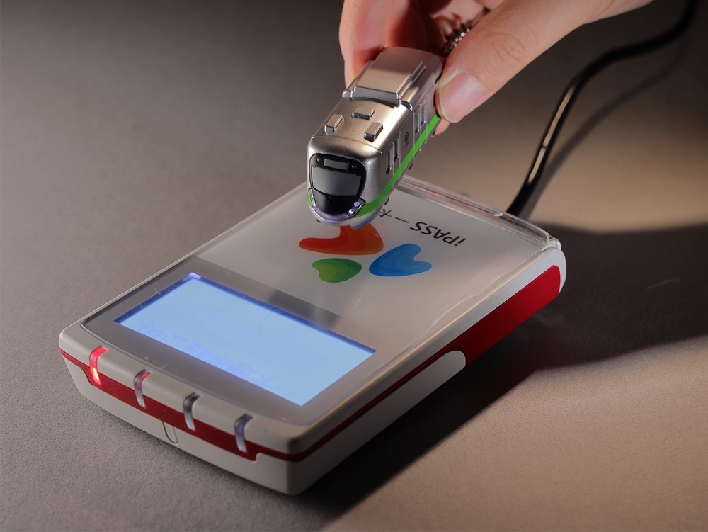 台鐵首推「最美區間車」立體票卡 感應亮車燈