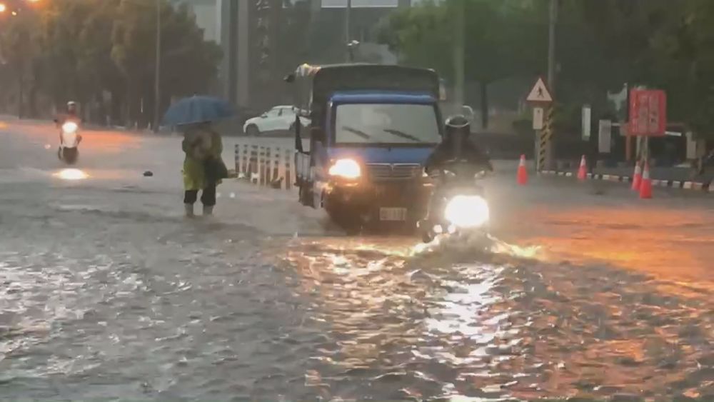 大仁科大淹到小腿 警到場戒護指揮