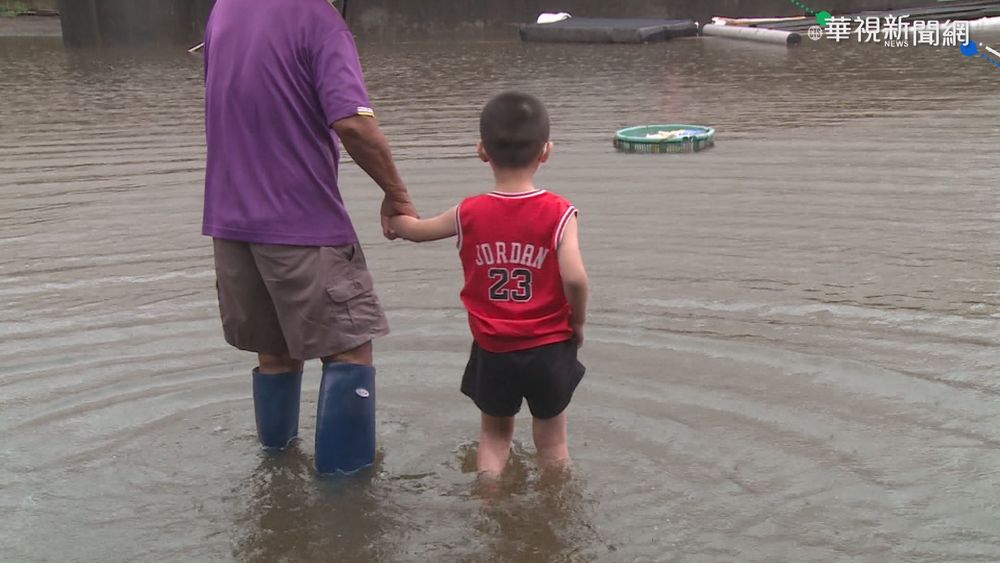 暴雨+海水倒灌 芳苑民宅"淹大水"
