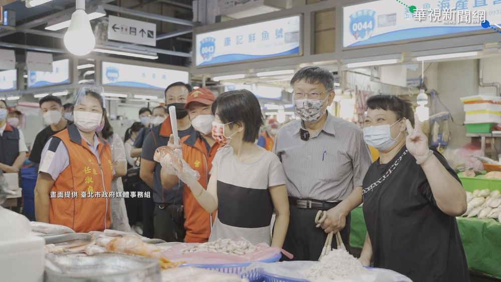 柯P當"搬運工" 陪夫人環南市場買菜